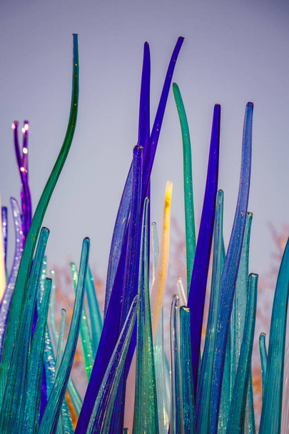 Close-up dos tons azuis e verdes de uma escultura em forma de estrela feita de vidro em Murano, uma pequena e agradável cidade no topo das ilhas perto de Veneza. Localizado na região de Veneto, norte da Itália
 - Foto, Imagem