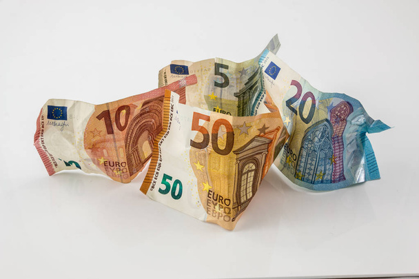 Euro-bankbiljetten en witte achtergrond - Foto, afbeelding