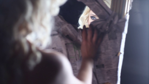 Mädchen schaut in den Spiegel - Filmmaterial, Video