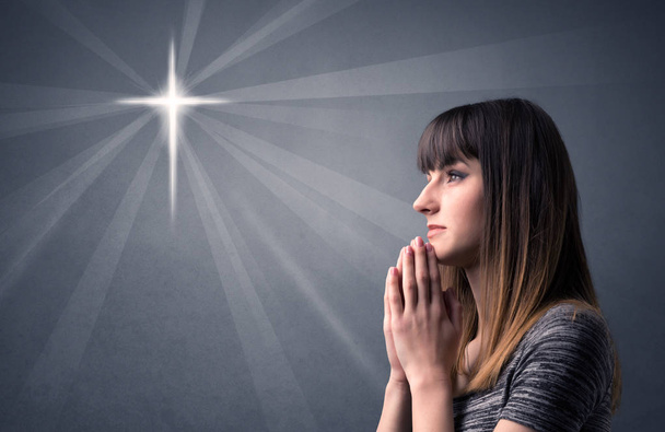 молиться дівчина
 - Фото, зображення