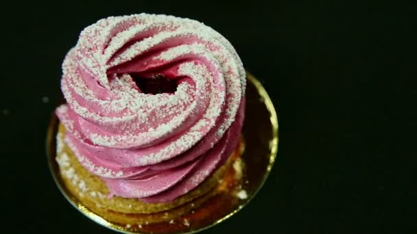 Nahaufnahme hausgemachter rosa Zephyr-Keks liegt auf schwarzem Hintergrund - Filmmaterial, Video
