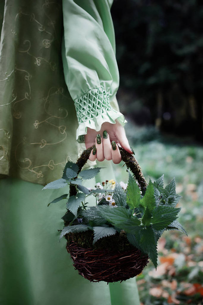 Мавка. Красива жінка в зелену сукню прогулянки лісом. - Фото, зображення