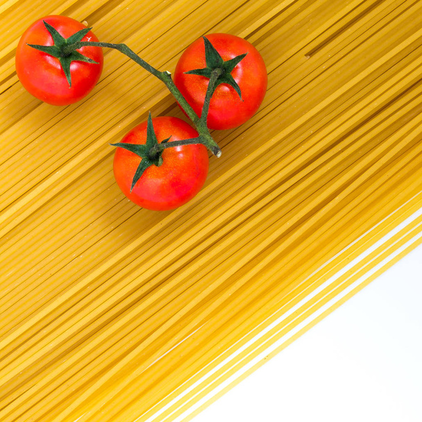 Spaghetti and cherry tomato - Fotoğraf, Görsel