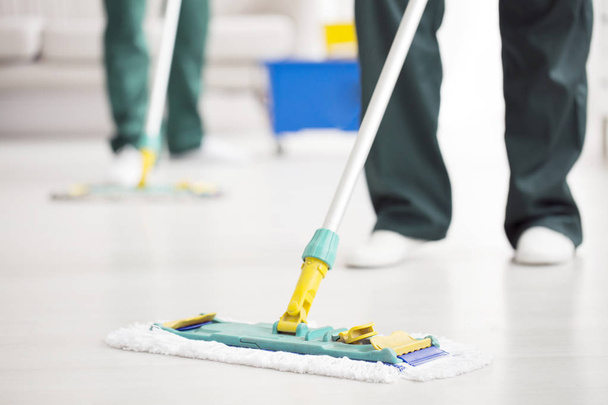 Person holding floor mop - Foto, afbeelding