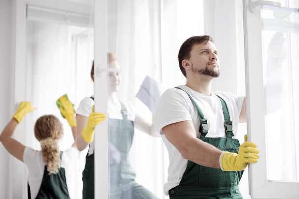 Cleaner washing windows - Foto, imagen