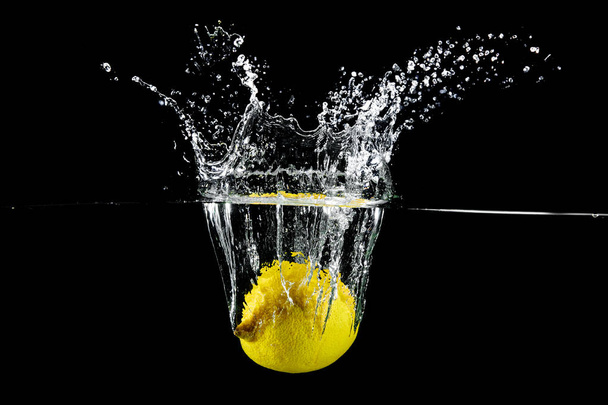 lemon in water splash - Foto, Imagen