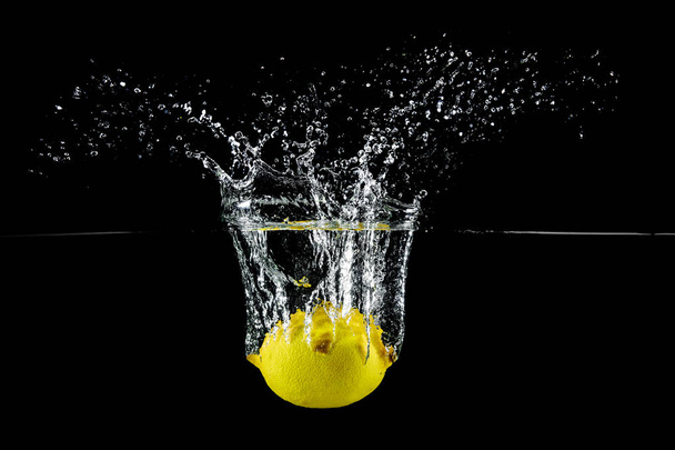 lemon in water splash - 写真・画像