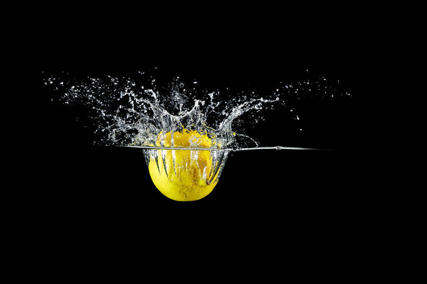 lemon in water splash - 写真・画像