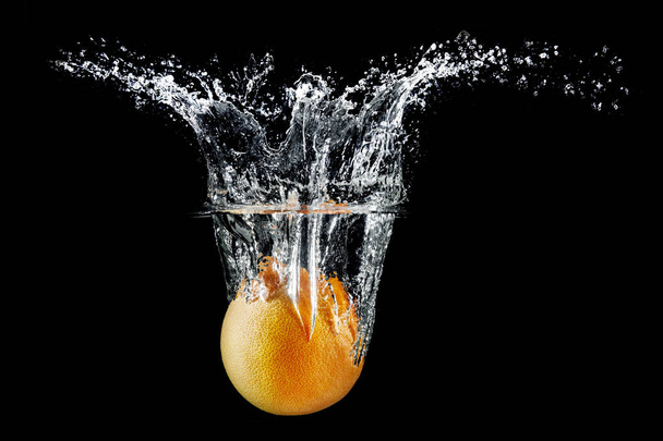grapefruit in water splash - Fotoğraf, Görsel