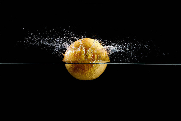 grapefruit in water splash - Foto, Imagen