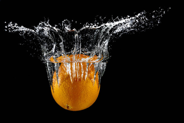 orange in water splash - 写真・画像