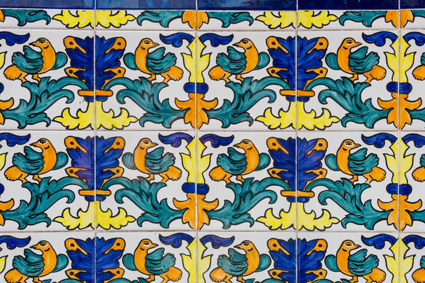 Hayvan ve doğa motifleri ile tipik Katalan mozaik kümesi. B - Fotoğraf, Görsel