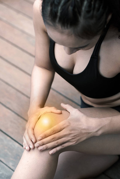 sportliche Frau mit akuten Schmerzen im Knie, Blick von oben - Foto, Bild