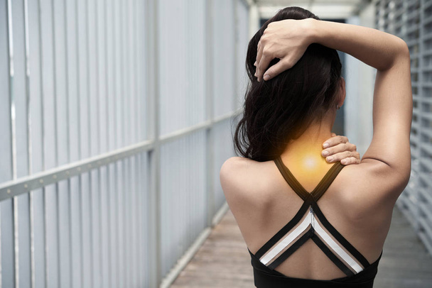 Vista posteriore della donna che soffre di rigidità del collo
 - Foto, immagini
