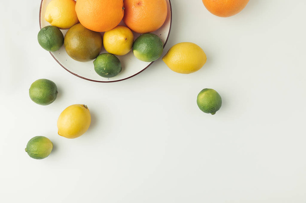 Juicy citruses on plate isolated on white background - Foto, Imagem