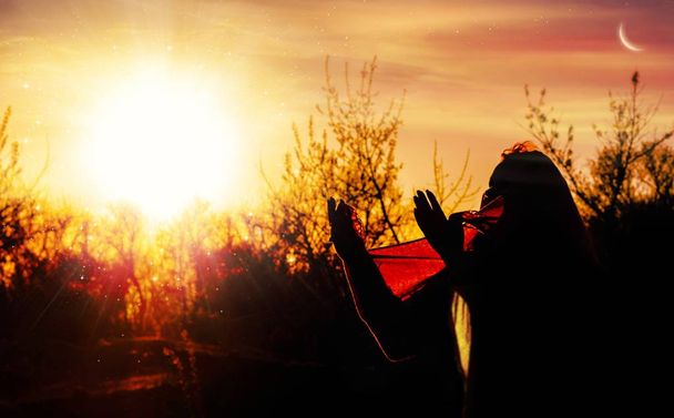Γυναίκα προσεύχεται ευσεβής με την Ανατολή του ηλίου. Γυναίκα προσεύχεται - Φωτογραφία, εικόνα