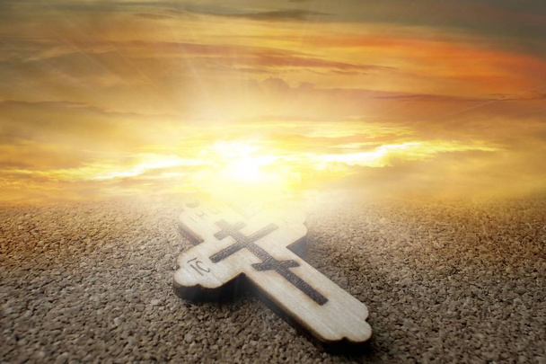 Крест на столе. Крест против неба
 - Фото, изображение