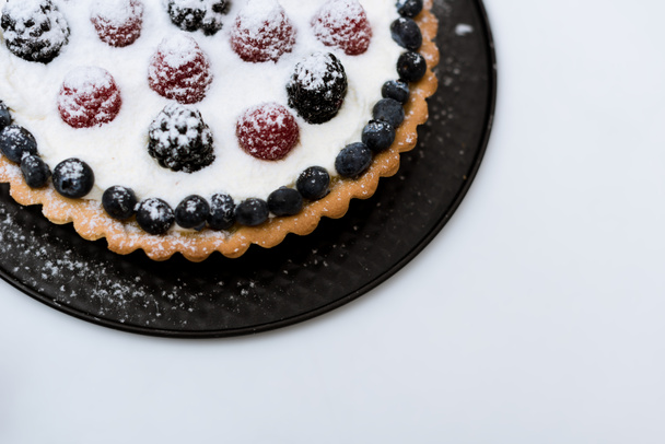 果実と砂糖の粉のケーキの上から見る - 写真・画像