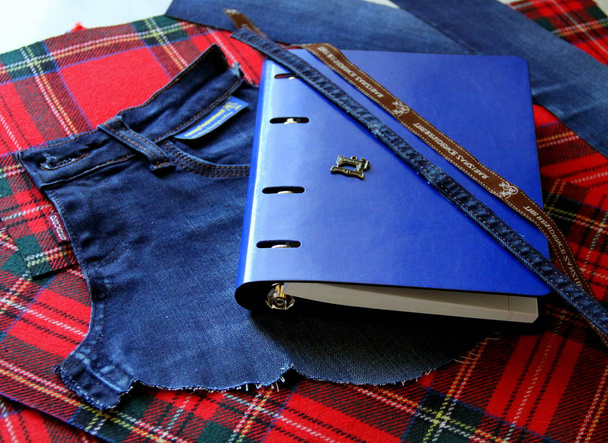 Libro azul y jeans
 - Foto, Imagen