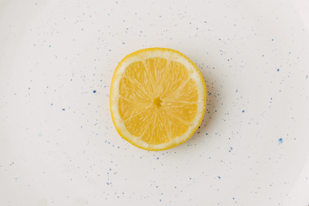 A fele lédús citrom a mázas tál - Fotó, kép