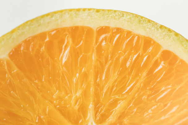Vista de cerca de la pulpa madura de fruta naranja aislada sobre fondo blanco
 - Foto, imagen