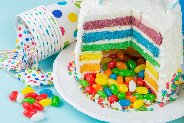 Rainbow pinata cake with candies - birthday background, card, concept - Foto, Bild