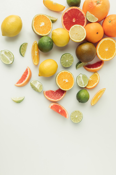 Whole and sliced citruses isolated on white background - Foto, Imagem