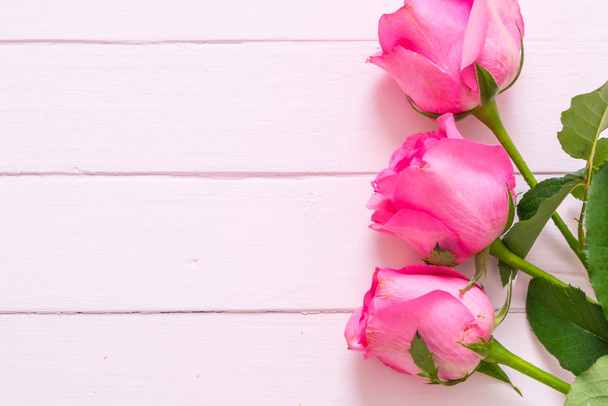 pink rose in vase on wood background - Φωτογραφία, εικόνα