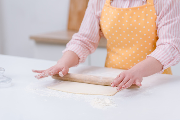 tiro recortado de masa rodante mujer para pastelería en la cocina
 - Foto, Imagen