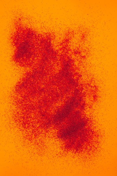 オレンジ色の表面に散在の赤い砂のトップ ビュー - 写真・画像