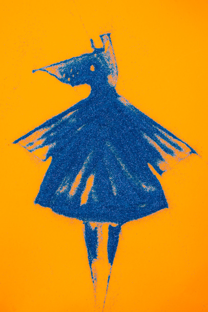 vista superior de pollo azul de Pascua hecho de arena aislada en naranja
  - Foto, imagen