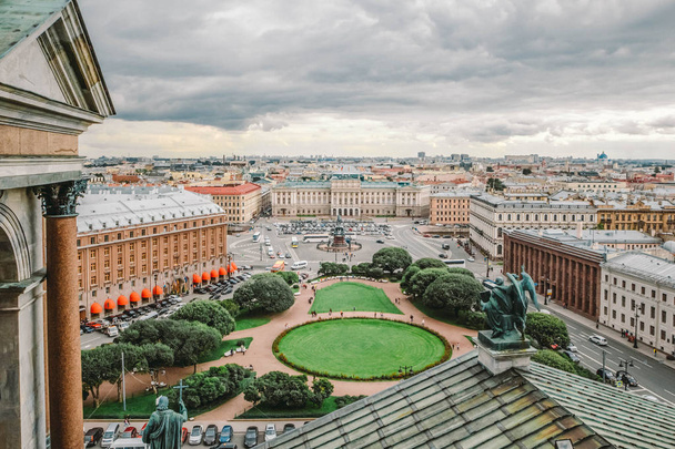 Panorama Pałacu Maryjskiego oraz placu Świętego Izaaka w Sankt Petersburgu, Rosja. - Zdjęcie, obraz