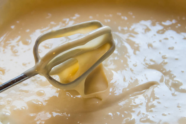 Сире тісто з віночком в мисці крупним планом
 - Фото, зображення