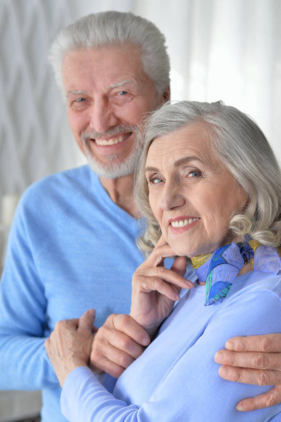 portrait d'un heureux couple de personnes âgées étreignant à la maison
 - Photo, image