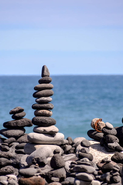 Стек з каменів на морському пляжі
 - Фото, зображення