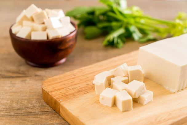 Tofu auf Holzbrett - Foto, Bild
