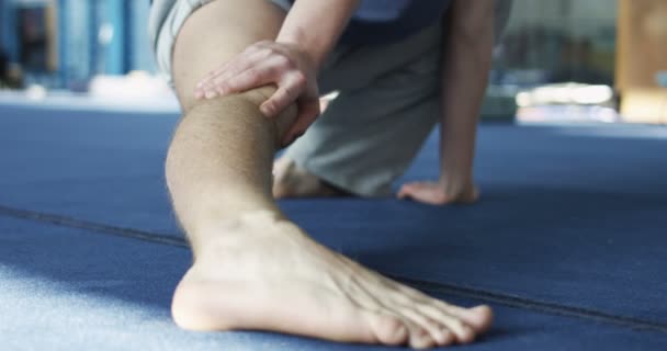 Sportsman stretching in palestra
 - Filmati, video