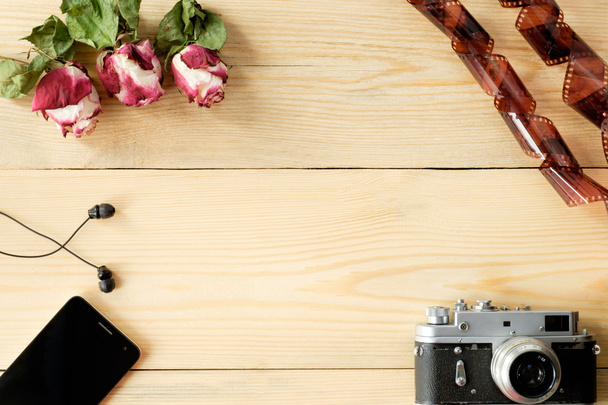 スマート フォン, ヘッドフォン, ビンテージ ca と木製のテーブルの上から見る - 写真・画像