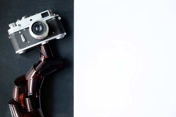 Retrofilm Kleinbild-Fotokamera mit Film auf schwarzem Hintergrund mit - Foto, Bild