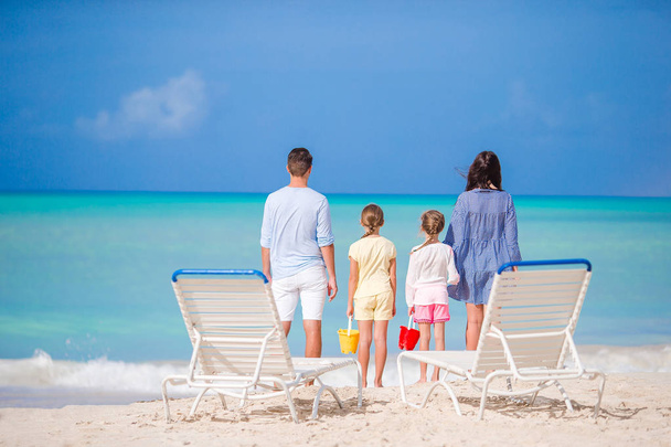 Família de quatro em férias na praia
 - Foto, Imagem