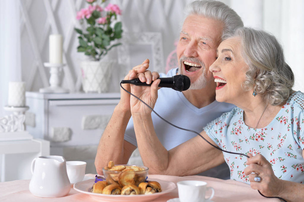 年配のカップル夫と妻の歌を歌う - 写真・画像