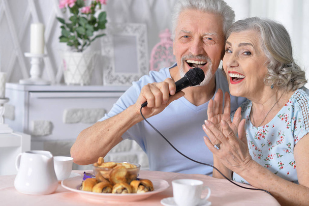 senior couple husband and wife singing songs - 写真・画像