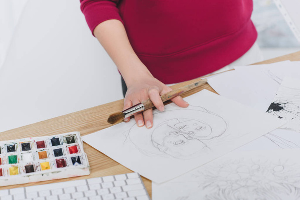 Крупный план работы женщины над иллюстрациями к рабочему столу с компьютером
 - Фото, изображение