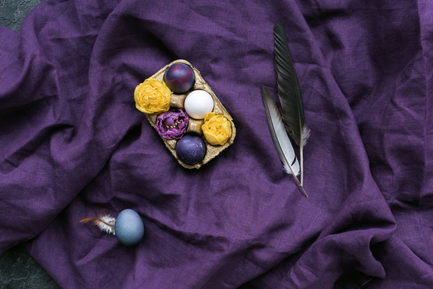 Пасхальные яйца и цветы в коробке на текстильном фоне
 - Фото, изображение
