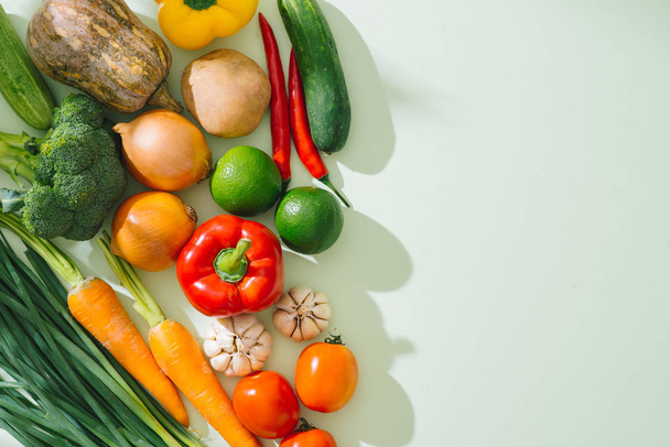 Tuoreita hedelmiä ja vihanneksia. Näkymä ylhäältä kopiotila
 - Valokuva, kuva