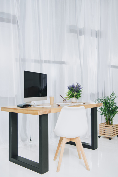 Pracovní stůl s počítačem v lehké domácí kanceláři - Fotografie, Obrázek