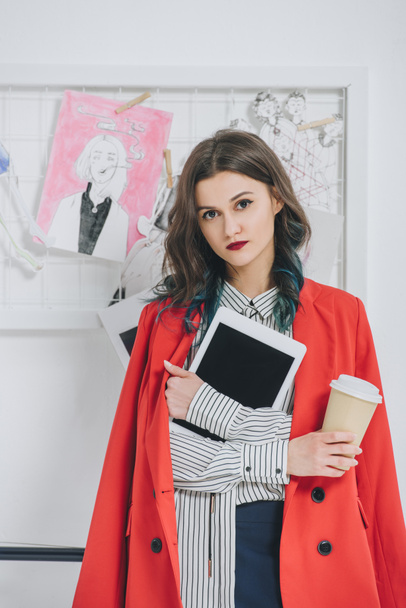 Chica joven sosteniendo tableta digital por tablero del estado de ánimo
 - Foto, Imagen