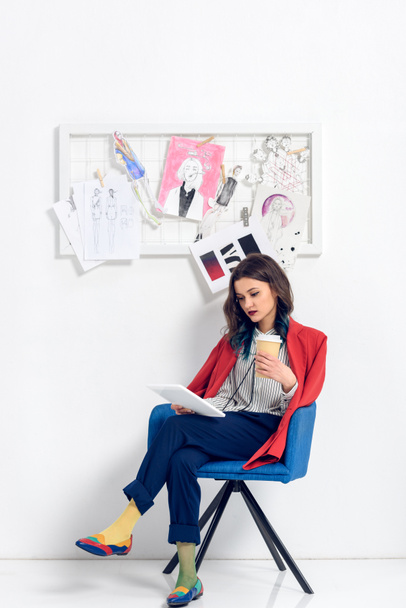 Krásná žena pracuje na tabletu a šálek kávy v světelné studio - Fotografie, Obrázek