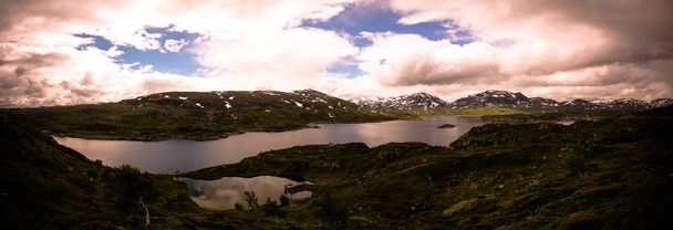 Panorámás kilátással a Hardangervidda-fennsík és a Kjelavatn tó, Norvégia - Fotó, kép