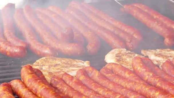 Fette und kalorische Nahrung - gegrilltes Fleisch, Schweinswürste und Fleisch auf dem Grill, 4k Videoclip - Filmmaterial, Video